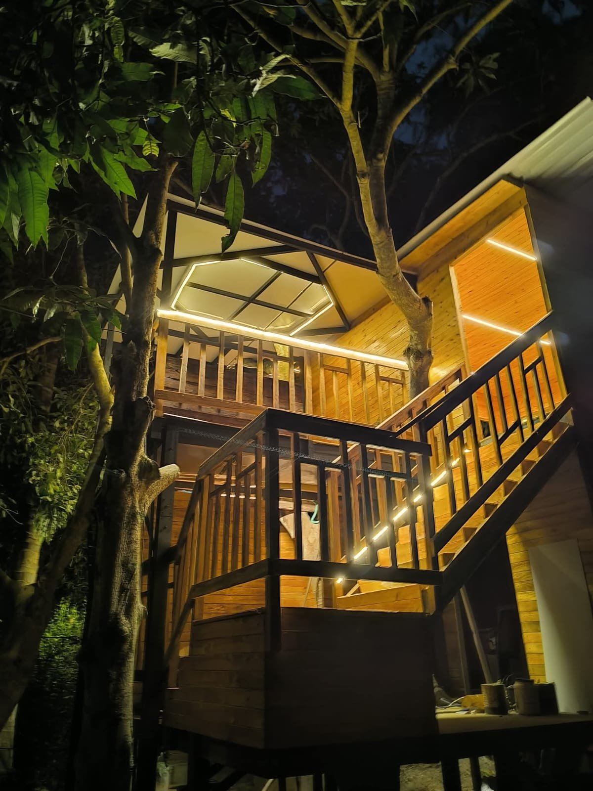 escalera de madera con luz